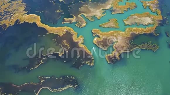 飞越土耳其达兰河汽车旅游船在蔚蓝的河流上航行鸟瞰视野视频的预览图