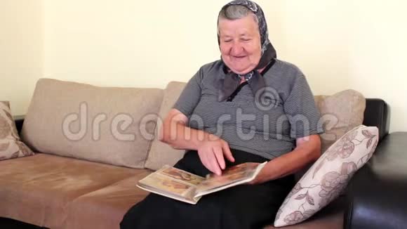 快乐的奶奶寻找相册和微笑视频的预览图