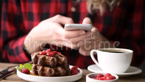 早餐时用手机的女孩视频的预览图