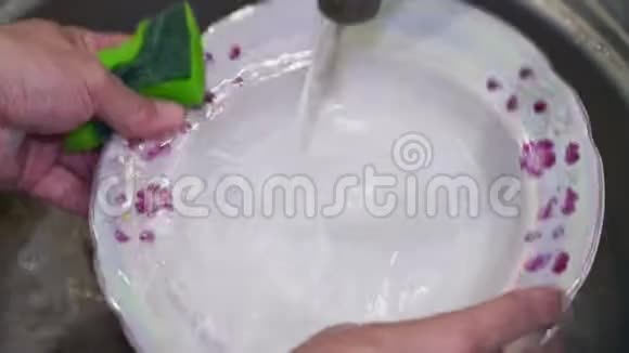 一个大盘子用洗涤剂洗在水槽里视频的预览图