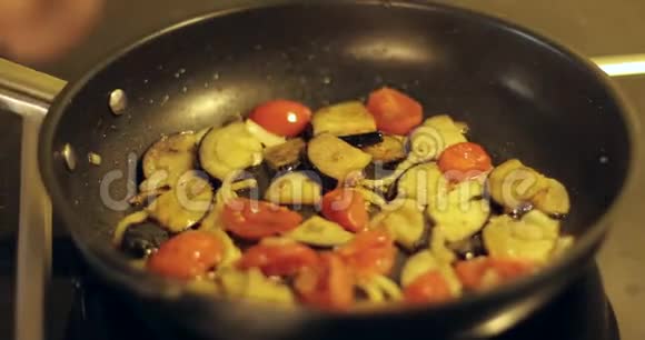 时光流逝用蔬菜煎鸡蛋美味的早餐炒西红柿洋葱茄子视频的预览图