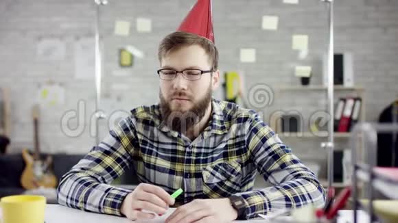 在办公室里度过一个孤独的生日他正在小蛋糕上点蜡烛视频的预览图