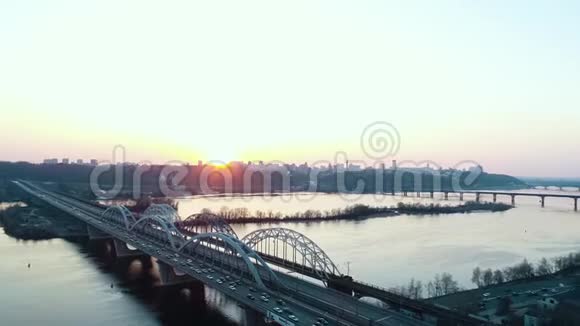 基辅公路桥上日落视频的预览图