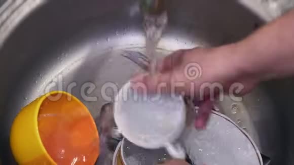 一个工人把厨房里的菜洗得很近视频的预览图