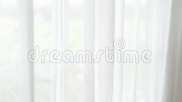 美丽的肖像年轻的亚洲女人早上醒来后在卧室里看窗外视频的预览图