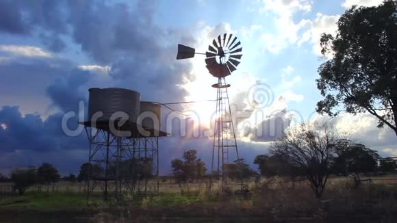 日落时的风车和水箱视频的预览图