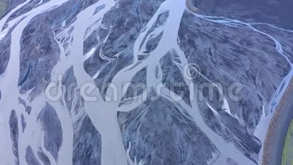 飞越一个巨大的冰岛冰川河系统三角洲在瓦特纳霍卡尔国家公园冰岛空中无人机视图显示视频的预览图
