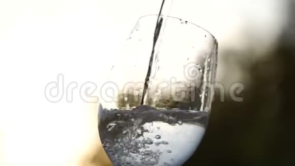 一杯香槟加冰的慢动作视频视频的预览图