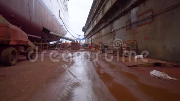 干船坞的工业港船船港和起重机的视野视频的预览图