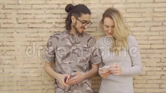 女人和男人用手机女孩玩游戏输了视频的预览图