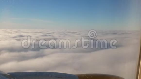 飞机飞过云层向下进入云层视频的预览图
