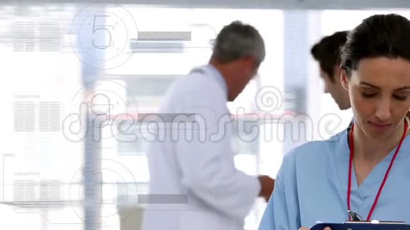 白人女医生笑了在她的身后有两位白种人的男医生在一起互动视频的预览图
