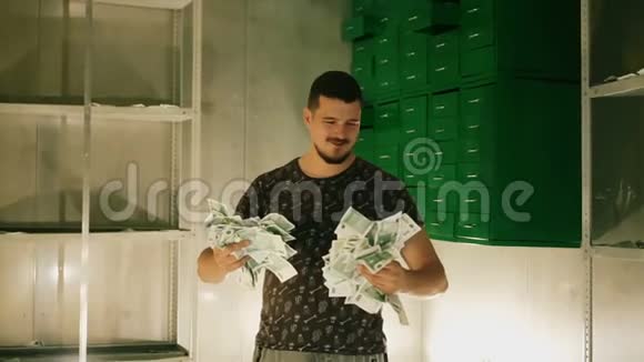 男人在银行里看着很多钱吐了出来幸福的运气财富大奖人视频的预览图
