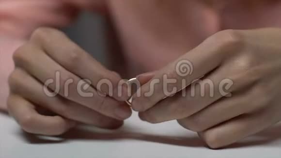 女人拿着结婚戒指想着离婚欺骗婚姻视频的预览图
