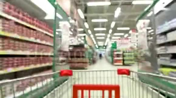 购物车在超市之间移动视频的预览图