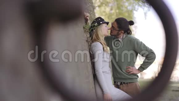 几个游客说话亲吻很浪漫漂亮的框架穿过戒指混合种族夫妇日出关门视频的预览图