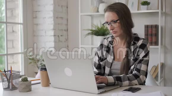 女大学企业主女销售员在家写自己的课程论文视频的预览图