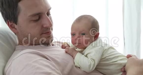 有爱心的人拥抱新生儿视频的预览图