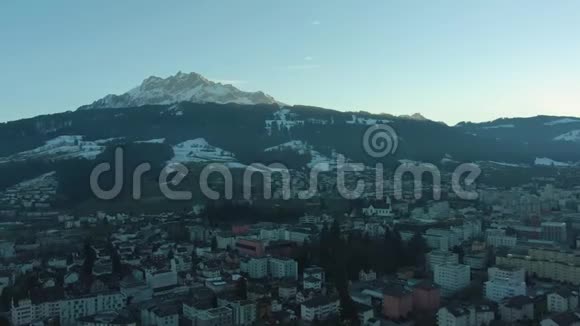 克里恩斯城和皮拉特斯山瑞士鸟瞰图视频的预览图