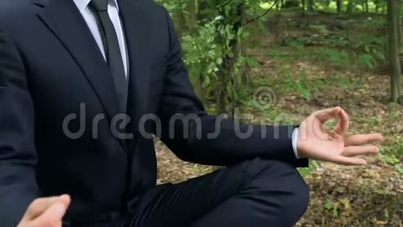 穿商务服的人坐在莲花的位置自由呼吸心灵自由视频的预览图