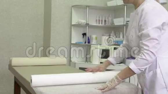 美容院里漂亮的女主人正在铺一次性床单视频的预览图