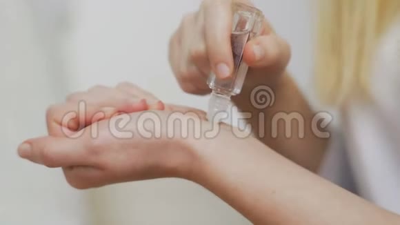 一个年轻漂亮的女人用手涂着滚筒香水视频的预览图