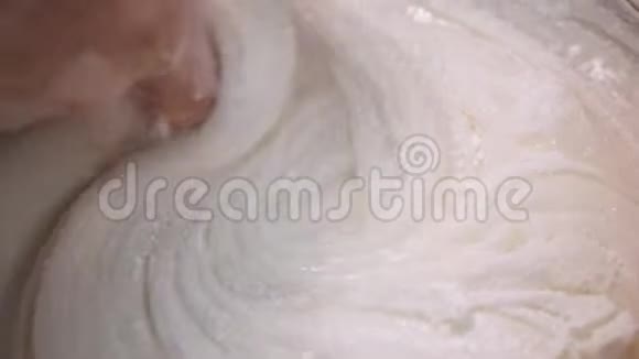 在一个大碗里面包师的手工混合蛋奶油作为糕点库存录像蛋糕烘焙视频的预览图