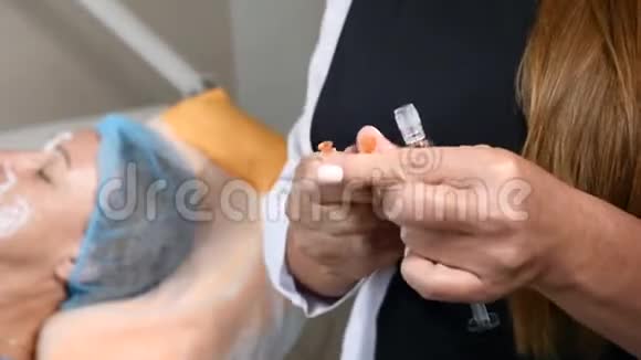 专业医生为流感疫苗注射准备注射器医院里的老年妇女美容程序视频的预览图