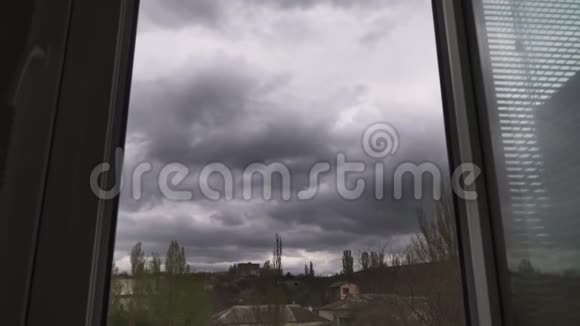 雷雨云在窗外的天空中飞翔视频的预览图