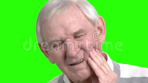 合上老人按摩触摸他的脸颊视频的预览图