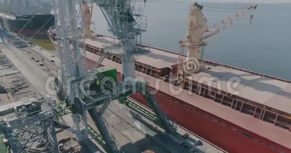 带着货船飞越港口通过港口起重机和大型货船飞行大型海港的总体计划视频的预览图