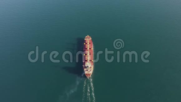 油船在晴天水面上的空中飞行镜头从上往下看视频的预览图