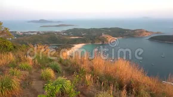 看看普吉岛上的黑岩湾和小岛屿的全景图视频的预览图