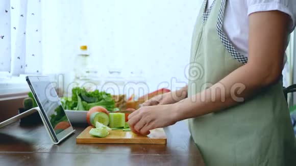4K女性手工切片新鲜生菜准备烹饪原料遵循烹饪在线视频剪辑网站上通过平板电脑视频的预览图