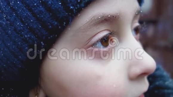 落在一个小女孩的睫毛和眉毛上视频的预览图