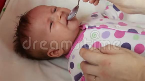 新生儿用勺子喂药视频的预览图