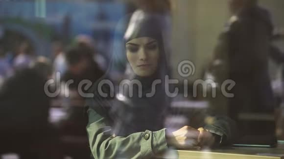 悲伤的穆斯林女性在咖啡馆忍受孤独离婚移民问题视频的预览图