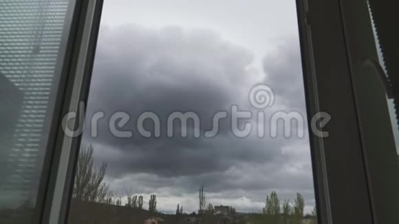 可怕的雷雨云在窗外的天空中飞翔视频的预览图