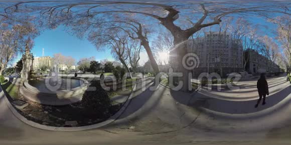 西班牙马德里PaseodelPrado的阿波罗喷泉360VR城市景观视频的预览图