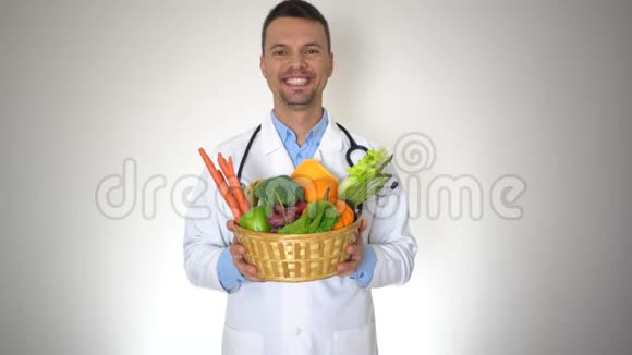 持有有机水果蔬菜篮子的医生健康和医学概念视频的预览图