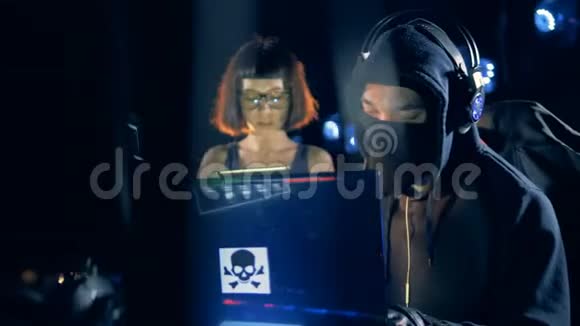 两名黑客从服务器上窃取数据视频的预览图