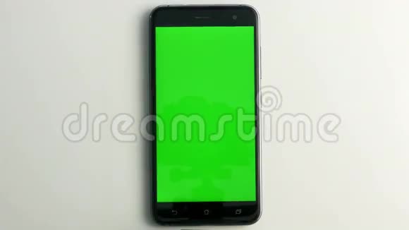在白色屏幕上按下带有绿色屏幕的智能手机视频的预览图