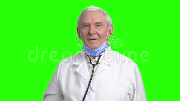 微笑的老医生检查你的肺视频的预览图