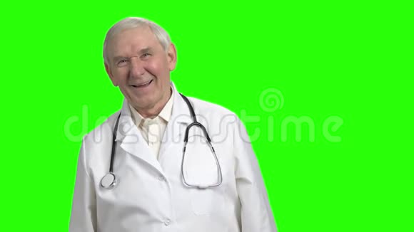 老主任医师笑慢动作视频的预览图