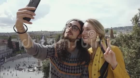 情侣在意大利罗马的老街上自拍游客女人和男人相爱并在视频的预览图