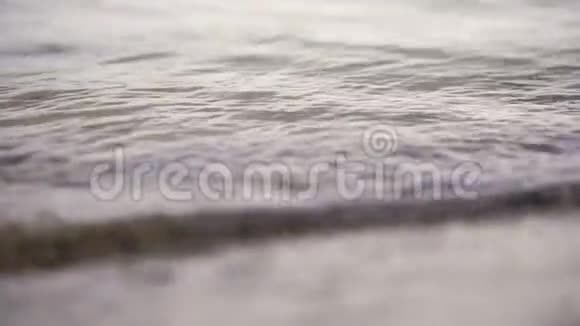 特写河面冲浪沙滩上的小浪清澈的河水视频的预览图