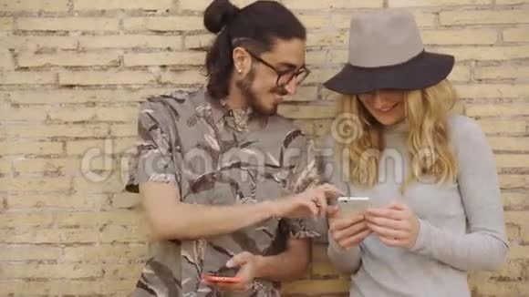 女人和男人用他们的手机使用新的应用程序并快乐视频的预览图