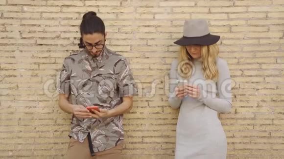 女人和男人用他们的手机分享一些信息视频的预览图
