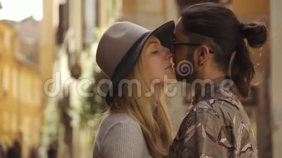 浪漫的情侣亲吻罗马的老街视频的预览图