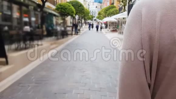 妇女路过餐馆和旅游商店在欧洲城市漫步视频的预览图